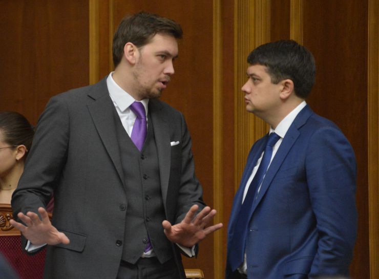 Пленарне засідання Верховної Ради України.

Головуючий повідомив, що у сесійній залі присутні члени Кабінету Міністрів на чолі з Прем’єр-міністром Олексієм Гончаруком.
На Погоджувальній раді було визначено, що сьогодні члени Кабінету Міністрів будуть відповідати на запитання щодо тарифної політики в Україні при забезпеченні населення енергоносіями та наданні комунальних послуг, нинішній стан та перспективи.
Міністр енергетики та захисту довкілля Олексій Оржель поінформував про стан справ із забезпеченням громадян енергоносіями.
Головуючий надав слово Прем’єр-міністру Олексію Гончаруку.
Прем’єр-міністр України Олексій Гончарук , голова ВР Дмитро Разумков 
