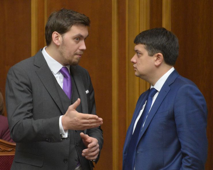 Пленарне засідання Верховної Ради України.

Головуючий повідомив, що у сесійній залі присутні члени Кабінету Міністрів на чолі з Прем’єр-міністром Олексієм Гончаруком.
На Погоджувальній раді було визначено, що сьогодні члени Кабінету Міністрів будуть відповідати на запитання щодо тарифної політики в Україні при забезпеченні населення енергоносіями та наданні комунальних послуг, нинішній стан та перспективи.
Міністр енергетики та захисту довкілля Олексій Оржель поінформував про стан справ із забезпеченням громадян енергоносіями.
Головуючий надав слово Прем’єр-міністру Олексію Гончаруку.
Прем’єр-міністр України Олексій Гончарук , голова ВР Дмитро Разумков 
