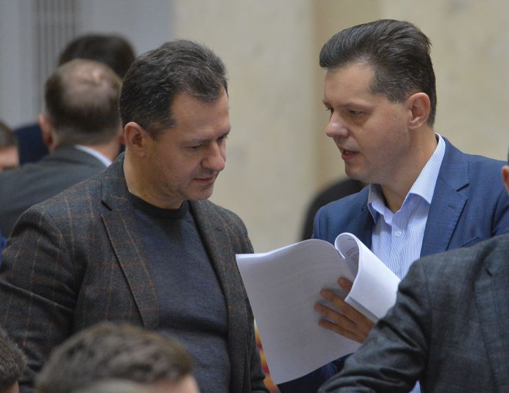 Пленарне засідання Верховної Ради України.

Головуючий повідомив, що у сесійній залі присутні члени Кабінету Міністрів на чолі з Прем’єр-міністром Олексієм Гончаруком.
На Погоджувальній раді було визначено, що сьогодні члени Кабінету Міністрів будуть відповідати на запитання щодо тарифної політики в Україні при забезпеченні населення енергоносіями та наданні комунальних послуг, нинішній стан та перспективи.
Міністр енергетики та захисту довкілля Олексій Оржель поінформував про стан справ із забезпеченням громадян енергоносіями.
Головуючий надав слово Прем’єр-міністру Олексію Гончаруку.
Тарас Батенко ЗА Руслан Князевич ЕС 
