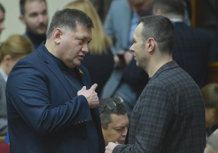 Пленарне засідання Верховної Ради України.

Головуючий повідомив, що у сесійній залі присутні члени Кабінету Міністрів на чолі з Прем’єр-міністром Олексієм Гончаруком.
На Погоджувальній раді було визначено, що сьогодні члени Кабінету Міністрів будуть відповідати на запитання щодо тарифної політики в Україні при забезпеченні населення енергоносіями та наданні комунальних послуг, нинішній стан та перспективи.
Міністр енергетики та захисту довкілля Олексій Оржель поінформував про стан справ із забезпеченням громадян енергоносіями.
Головуючий надав слово Прем’єр-міністру Олексію Гончаруку.
Генадій Касай Олександр Кабанов СН
