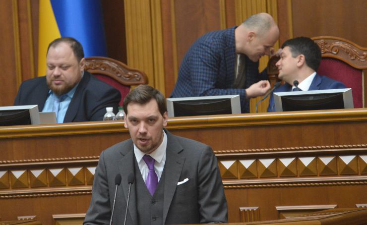 Пленарне засідання Верховної Ради України.

Головуючий повідомив, що у сесійній залі присутні члени Кабінету Міністрів на чолі з Прем’єр-міністром Олексієм Гончаруком.
На Погоджувальній раді було визначено, що сьогодні члени Кабінету Міністрів будуть відповідати на запитання щодо тарифної політики в Україні при забезпеченні населення енергоносіями та наданні комунальних послуг, нинішній стан та перспективи.
Міністр енергетики та захисту довкілля Олексій Оржель поінформував про стан справ із забезпеченням громадян енергоносіями.
Головуючий надав слово Прем’єр-міністру Олексію Гончаруку.
Прем’єр-міністр України Олексій Гончарук 
