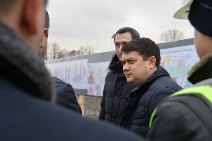 Робоча поїздка  Голови Верховної Ради України Дмитра Разумкова до Київської та Черкаської областей.
Приїзд Голови Верховної Ради України Д. РАЗУМКОВА до с.Гора (Київська обл., Бориспільський р-н, с.Гора, вул. Центральна, 3).
Ознайомлення з презентацією будівництва нової школи.
