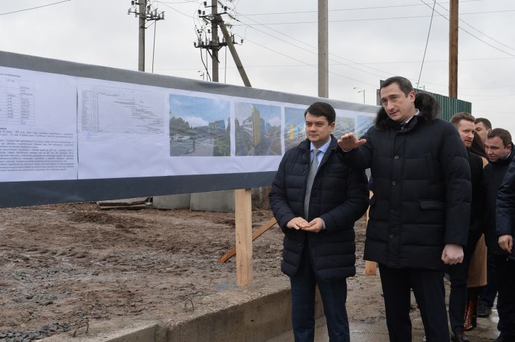 Робоча поїздка  Голови Верховної Ради України Дмитра Разумкова до Київської та Черкаської областей.
Приїзд Голови Верховної Ради України Д. РАЗУМКОВА до с.Гора (Київська обл., Бориспільський р-н, с.Гора, вул. Центральна, 3).
Ознайомлення з презентацією будівництва нової школи.
12 ljutogo 2020 – robocha pojizdka Golovy VR Dmytra Razumkova do Kyjivskoji ta Cherkaskoji oblastej
s. Gora (Kyjivska obl., Boryspilskyj r-n), oznajomlennja z budivnyctvom novoji shkoly
Chernyshov
f. Andrija Nesterenka

12 лютого 2020
Робоча поїздка  Голови Верховної Ради України Дмитра Разумкова до Київської та Черкаської областей
Приїзд Голови Верховної Ради України Д. РАЗУМКОВА до с.Гора (Київська обл., Бориспільський р-н, с.Гора, вул. Центральна, 3).
Ознайомлення з презентацією будівництва нової школи.
Голова Київської обласної державної адміністрації Олексій Чернишов