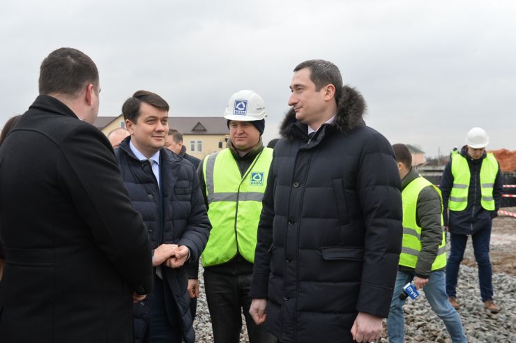 Робоча поїздка  Голови Верховної Ради України Дмитра Разумкова до Київської та Черкаської областей.
Приїзд Голови Верховної Ради України Д. РАЗУМКОВА до с.Гора (Київська обл., Бориспільський р-н, с.Гора, вул. Центральна, 3).
Ознайомлення з презентацією будівництва нової школи.
12 ljutogo 2020 – robocha pojizdka Golovy VR Dmytra Razumkova do Kyjivskoji ta Cherkaskoji oblastej
s. Gora (Kyjivska obl., Boryspilskyj r-n), oznajomlennja z budivnyctvom novoji shkoly
Chernyshov
f. Andrija Nesterenka

12 лютого 2020
Робоча поїздка  Голови Верховної Ради України Дмитра Разумкова до Київської та Черкаської областей
Приїзд Голови Верховної Ради України Д. РАЗУМКОВА до с.Гора (Київська обл., Бориспільський р-н, с.Гора, вул. Центральна, 3).
Ознайомлення з презентацією будівництва нової школи.
Голова Київської обласної державної адміністрації Олексій Чернишов