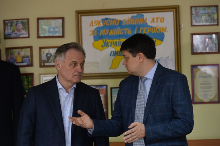 Робоча поїздка  Голови Верховної Ради України Дмитра РАЗУМКОВА 
до Київської та Черкаської областей.
Приїзд Голови Верховної Ради України Д.О.РАЗУМКОВА до Українського державного медико-соціального центру ветеранів війни ознайомлення з роботою Центру.
Спілкування з медичними працівниками та учасниками АТО/ООС. 
Зустрічає директор центру ГРІНЕНКО Юрій.