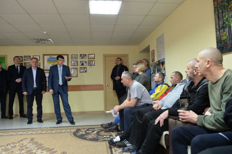 Робоча поїздка  Голови Верховної Ради України Дмитра РАЗУМКОВА 
до Київської та Черкаської областей.
Приїзд Голови Верховної Ради України Д.О.РАЗУМКОВА до Українського державного медико-соціального центру ветеранів війни ознайомлення з роботою Центру.
Спілкування з медичними працівниками та учасниками АТО/ООС. 
Зустрічає директор центру ГРІНЕНКО Юрій.