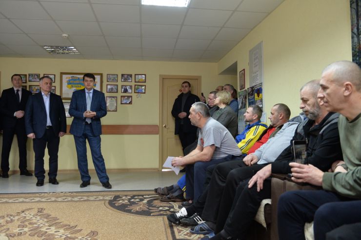 Робоча поїздка  Голови Верховної Ради України Дмитра РАЗУМКОВА 
до Київської та Черкаської областей.
Приїзд Голови Верховної Ради України Д.О.РАЗУМКОВА до Українського державного медико-соціального центру ветеранів війни ознайомлення з роботою Центру.
Спілкування з медичними працівниками та учасниками АТО/ООС. 
Зустрічає директор центру ГРІНЕНКО Юрій.