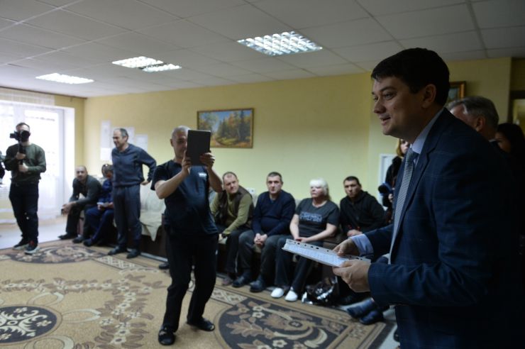 Робоча поїздка  Голови Верховної Ради України Дмитра РАЗУМКОВА 
до Київської та Черкаської областей.

Приїзд Голови Верховної Ради України Д.О.РАЗУМКОВА до Українського державного медико-соціального центру ветеранів війни ознайомлення з роботою Центру.
Спілкування з медичними працівниками та учасниками АТО/ООС. 