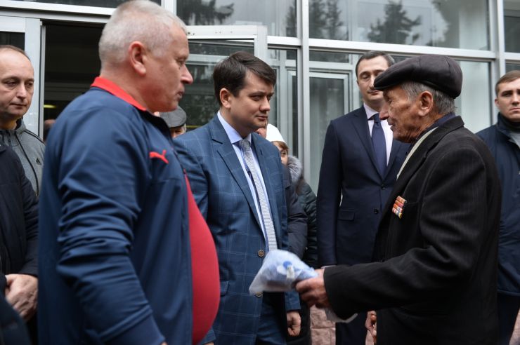 Робоча поїздка  Голови Верховної Ради України Дмитра РАЗУМКОВА 
до Київської та Черкаської областей.

Приїзд Голови Верховної Ради України Д.О.РАЗУМКОВА до Українського державного медико-соціального центру ветеранів війни ознайомлення з роботою Центру.
Спілкування з медичними працівниками та учасниками АТО/ООС. 