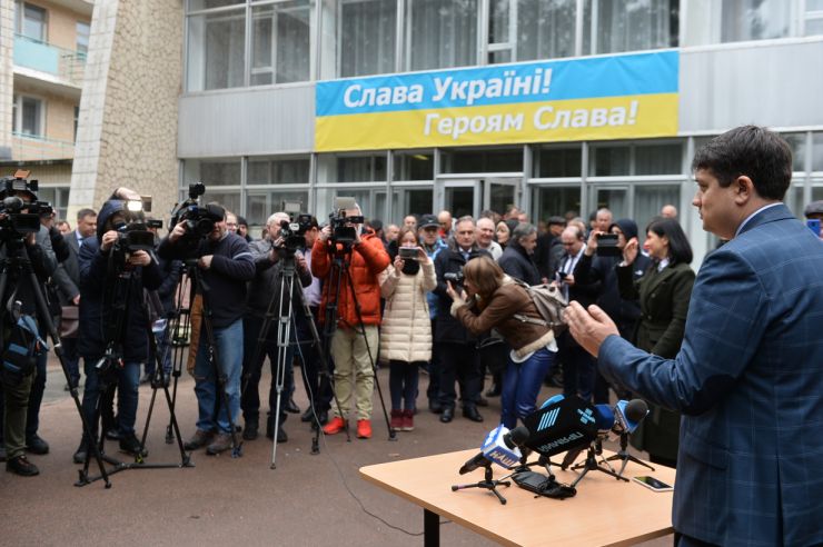 Робоча поїздка  Голови Верховної Ради України Дмитра РАЗУМКОВА 
до Київської та Черкаської областей.

Приїзд Голови Верховної Ради України Д.О.РАЗУМКОВА до Українського державного медико-соціального центру ветеранів війни ознайомлення з роботою Центру.
Спілкування з медичними працівниками та учасниками АТО/ООС. 