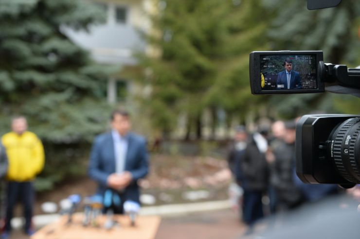 Робоча поїздка  Голови Верховної Ради України Дмитра РАЗУМКОВА 
до Київської та Черкаської областей.

Приїзд Голови Верховної Ради України Д.О.РАЗУМКОВА до Українського державного медико-соціального центру ветеранів війни ознайомлення з роботою Центру.
Спілкування з медичними працівниками та учасниками АТО/ООС. 