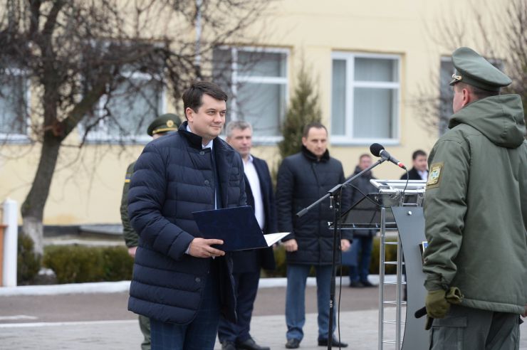 Робоча поїздка  Голови Верховної Ради України Дмитра Разумкова до Київської та Черкаської областей.

Приїзд Голови Верховної Ради України Д Разумкова до Головного центру підготовки особового складу Державної прикордонної служби України імені генерал-майора Ігоря Момота (місто Черкаси, селище Оршанець, вул. підполковника Красніка, 1). 
Ознайомлення з навчальною та матеріально-технічною базами закладу.
Спілкування з науково-викладацьким складом та вихованцями центру.
Вручення відзнак Верховної Ради України.

Зустрічають:                                                                      
голова Черкаської обласної ради ПІДГОРНИЙ Анатолій Вікторович;
голова Черкаської обласної державної адміністрації БОДНАР Роман Миколайович;
Черкаський міський голова БОНДАРЕНКО Анатолій Васильович; 
начальник Головного центру КОЦЕРУБА Дмитро Михайлович;
