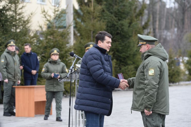 Робоча поїздка  Голови Верховної Ради України Дмитра Разумкова до Київської та Черкаської областей.

Приїзд Голови Верховної Ради України Д Разумкова до Головного центру підготовки особового складу Державної прикордонної служби України імені генерал-майора Ігоря Момота (місто Черкаси, селище Оршанець, вул. підполковника Красніка, 1). 
Ознайомлення з навчальною та матеріально-технічною базами закладу.
Спілкування з науково-викладацьким складом та вихованцями центру.
Вручення відзнак Верховної Ради України.

Зустрічають:                                                                      
голова Черкаської обласної ради ПІДГОРНИЙ Анатолій Вікторович;
голова Черкаської обласної державної адміністрації БОДНАР Роман Миколайович;
Черкаський міський голова БОНДАРЕНКО Анатолій Васильович; 
начальник Головного центру КОЦЕРУБА Дмитро Михайлович;
