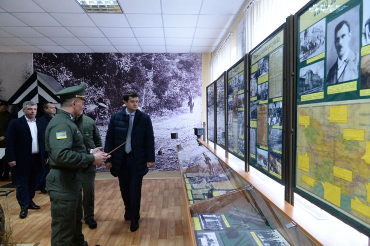 Робоча поїздка  Голови Верховної Ради України Дмитра Разумкова до Київської та Черкаської областей.

Приїзд Голови Верховної Ради України Д Разумкова до Головного центру підготовки особового складу Державної прикордонної служби України імені генерал-майора Ігоря Момота (місто Черкаси, селище Оршанець, вул. підполковника Красніка, 1). 
Ознайомлення з навчальною та матеріально-технічною базами закладу.
Спілкування з науково-викладацьким складом та вихованцями центру.
Вручення відзнак Верховної Ради України.

Зустрічають:                                                                      
голова Черкаської обласної ради ПІДГОРНИЙ Анатолій Вікторович;
голова Черкаської обласної державної адміністрації БОДНАР Роман Миколайович;
Черкаський міський голова БОНДАРЕНКО Анатолій Васильович; 
начальник Головного центру КОЦЕРУБА Дмитро Михайлович;
