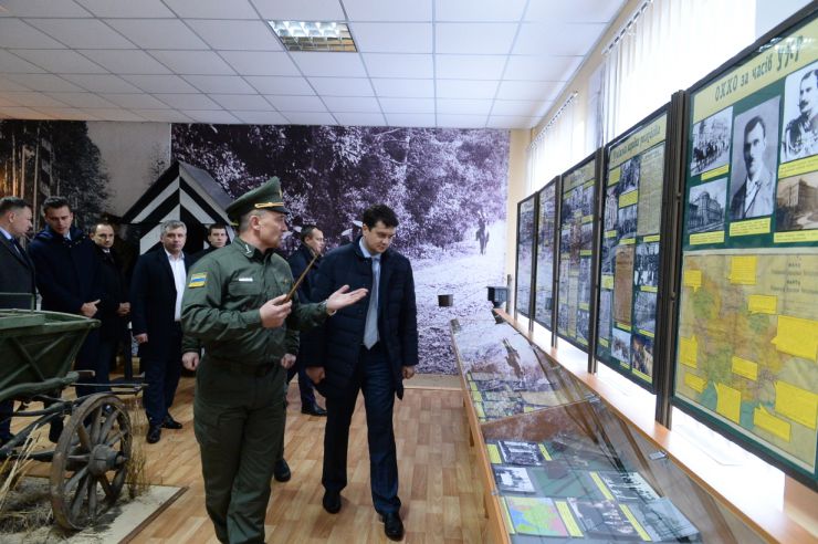 Робоча поїздка  Голови Верховної Ради України Дмитра Разумкова до Київської та Черкаської областей.

Приїзд Голови Верховної Ради України Д Разумкова до Головного центру підготовки особового складу Державної прикордонної служби України імені генерал-майора Ігоря Момота (місто Черкаси, селище Оршанець, вул. підполковника Красніка, 1). 
Ознайомлення з навчальною та матеріально-технічною базами закладу.
Спілкування з науково-викладацьким складом та вихованцями центру.
Вручення відзнак Верховної Ради України.

Зустрічають:                                                                      
голова Черкаської обласної ради ПІДГОРНИЙ Анатолій Вікторович;
голова Черкаської обласної державної адміністрації БОДНАР Роман Миколайович;
Черкаський міський голова БОНДАРЕНКО Анатолій Васильович; 
начальник Головного центру КОЦЕРУБА Дмитро Михайлович;
