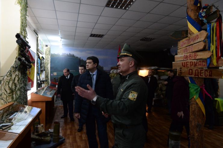 Робоча поїздка  Голови Верховної Ради України Дмитра Разумкова до Київської та Черкаської областей.

Приїзд Голови Верховної Ради України Д Разумкова до Головного центру підготовки особового складу Державної прикордонної служби України імені генерал-майора Ігоря Момота (місто Черкаси, селище Оршанець, вул. підполковника Красніка, 1). 
Ознайомлення з навчальною та матеріально-технічною базами закладу.
Спілкування з науково-викладацьким складом та вихованцями центру.
Вручення відзнак Верховної Ради України.

Зустрічають:                                                                      
голова Черкаської обласної ради ПІДГОРНИЙ Анатолій Вікторович;
голова Черкаської обласної державної адміністрації БОДНАР Роман Миколайович;
Черкаський міський голова БОНДАРЕНКО Анатолій Васильович; 
начальник Головного центру КОЦЕРУБА Дмитро Михайлович;
