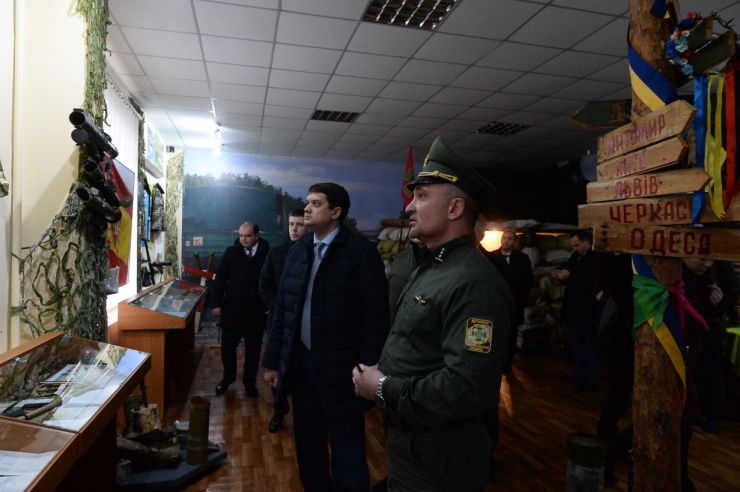 Робоча поїздка  Голови Верховної Ради України Дмитра Разумкова до Київської та Черкаської областей.

Приїзд Голови Верховної Ради України Д Разумкова до Головного центру підготовки особового складу Державної прикордонної служби України імені генерал-майора Ігоря Момота (місто Черкаси, селище Оршанець, вул. підполковника Красніка, 1). 
Ознайомлення з навчальною та матеріально-технічною базами закладу.
Спілкування з науково-викладацьким складом та вихованцями центру.
Вручення відзнак Верховної Ради України.

Зустрічають:                                                                      
голова Черкаської обласної ради ПІДГОРНИЙ Анатолій Вікторович;
голова Черкаської обласної державної адміністрації БОДНАР Роман Миколайович;
Черкаський міський голова БОНДАРЕНКО Анатолій Васильович; 
начальник Головного центру КОЦЕРУБА Дмитро Михайлович;

