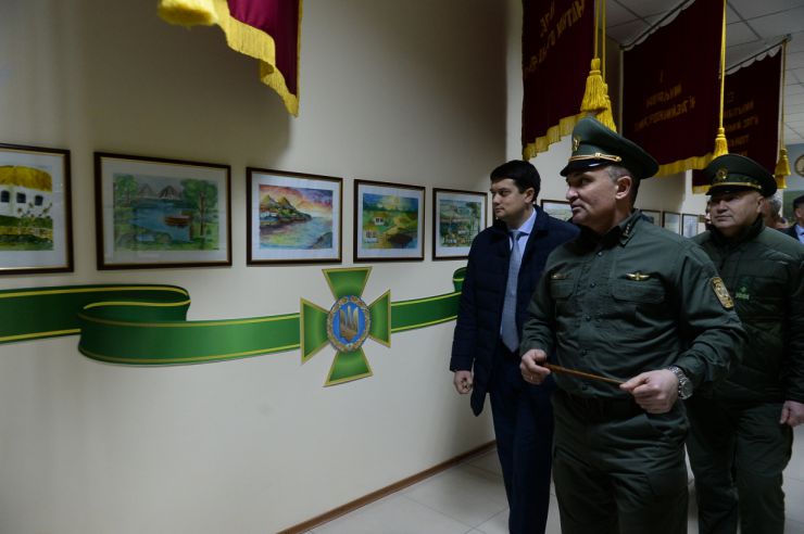Робоча поїздка  Голови Верховної Ради України Дмитра Разумкова до Київської та Черкаської областей.

Приїзд Голови Верховної Ради України Д Разумкова до Головного центру підготовки особового складу Державної прикордонної служби України імені генерал-майора Ігоря Момота (місто Черкаси, селище Оршанець, вул. підполковника Красніка, 1). 
Ознайомлення з навчальною та матеріально-технічною базами закладу.
Спілкування з науково-викладацьким складом та вихованцями центру.
Вручення відзнак Верховної Ради України.

Зустрічають:                                                                      
голова Черкаської обласної ради ПІДГОРНИЙ Анатолій Вікторович;
голова Черкаської обласної державної адміністрації БОДНАР Роман Миколайович;
Черкаський міський голова БОНДАРЕНКО Анатолій Васильович; 
начальник Головного центру КОЦЕРУБА Дмитро Михайлович;
