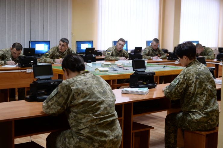 Робоча поїздка  Голови Верховної Ради України Дмитра Разумкова до Київської та Черкаської областей.

Приїзд Голови Верховної Ради України Д Разумкова до Головного центру підготовки особового складу Державної прикордонної служби України імені генерал-майора Ігоря Момота (місто Черкаси, селище Оршанець, вул. підполковника Красніка, 1). 
Ознайомлення з навчальною та матеріально-технічною базами закладу.
Спілкування з науково-викладацьким складом та вихованцями центру.
Вручення відзнак Верховної Ради України.

Зустрічають:                                                                      
голова Черкаської обласної ради ПІДГОРНИЙ Анатолій Вікторович;
голова Черкаської обласної державної адміністрації БОДНАР Роман Миколайович;
Черкаський міський голова БОНДАРЕНКО Анатолій Васильович; 
начальник Головного центру КОЦЕРУБА Дмитро Михайлович;
