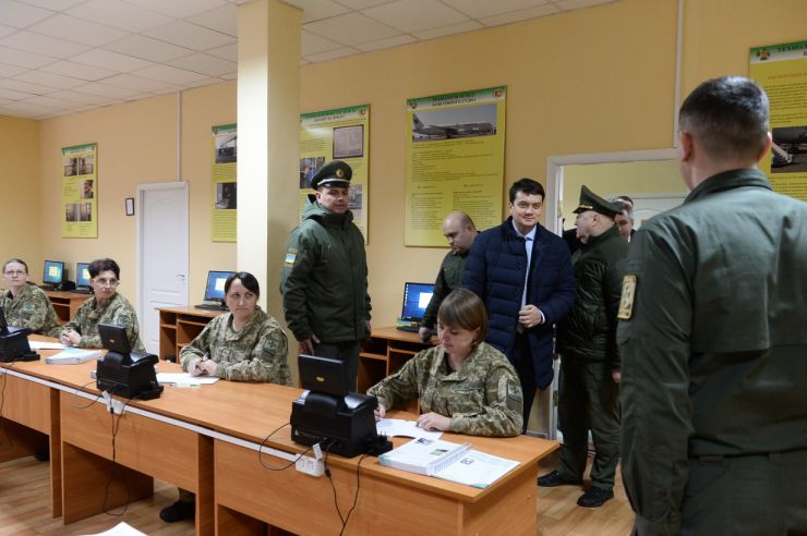 Робоча поїздка  Голови Верховної Ради України Дмитра Разумкова до Київської та Черкаської областей.

Приїзд Голови Верховної Ради України Д Разумкова до Головного центру підготовки особового складу Державної прикордонної служби України імені генерал-майора Ігоря Момота (місто Черкаси, селище Оршанець, вул. підполковника Красніка, 1). 
Ознайомлення з навчальною та матеріально-технічною базами закладу.
Спілкування з науково-викладацьким складом та вихованцями центру.
Вручення відзнак Верховної Ради України.

Зустрічають:                                                                      
голова Черкаської обласної ради ПІДГОРНИЙ Анатолій Вікторович;
голова Черкаської обласної державної адміністрації БОДНАР Роман Миколайович;
Черкаський міський голова БОНДАРЕНКО Анатолій Васильович; 
начальник Головного центру КОЦЕРУБА Дмитро Михайлович;
