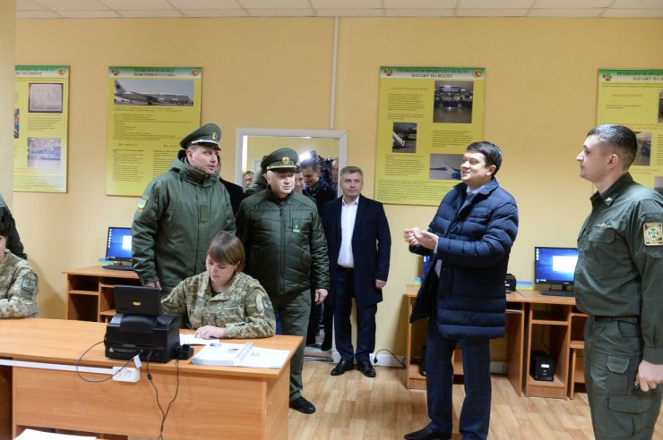 Робоча поїздка  Голови Верховної Ради України Дмитра Разумкова до Київської та Черкаської областей.

Приїзд Голови Верховної Ради України Д Разумкова до Головного центру підготовки особового складу Державної прикордонної служби України імені генерал-майора Ігоря Момота (місто Черкаси, селище Оршанець, вул. підполковника Красніка, 1). 
Ознайомлення з навчальною та матеріально-технічною базами закладу.
Спілкування з науково-викладацьким складом та вихованцями центру.
Вручення відзнак Верховної Ради України.

Зустрічають:                                                                      
голова Черкаської обласної ради ПІДГОРНИЙ Анатолій Вікторович;
голова Черкаської обласної державної адміністрації БОДНАР Роман Миколайович;
Черкаський міський голова БОНДАРЕНКО Анатолій Васильович; 
начальник Головного центру КОЦЕРУБА Дмитро Михайлович;
