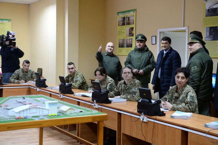 Робоча поїздка  Голови Верховної Ради України Дмитра Разумкова до Київської та Черкаської областей.

Приїзд Голови Верховної Ради України Д Разумкова до Головного центру підготовки особового складу Державної прикордонної служби України імені генерал-майора Ігоря Момота (місто Черкаси, селище Оршанець, вул. підполковника Красніка, 1). 
Ознайомлення з навчальною та матеріально-технічною базами закладу.
Спілкування з науково-викладацьким складом та вихованцями центру.
Вручення відзнак Верховної Ради України.

Зустрічають:                                                                      
голова Черкаської обласної ради ПІДГОРНИЙ Анатолій Вікторович;
голова Черкаської обласної державної адміністрації БОДНАР Роман Миколайович;
Черкаський міський голова БОНДАРЕНКО Анатолій Васильович; 
начальник Головного центру КОЦЕРУБА Дмитро Михайлович;
