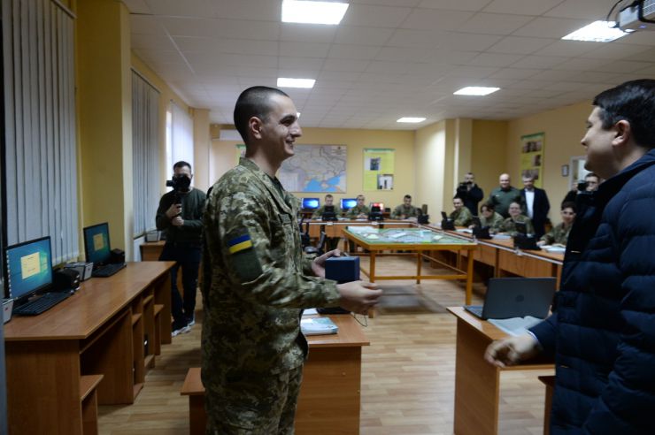 Робоча поїздка  Голови Верховної Ради України Дмитра Разумкова до Київської та Черкаської областей.

Приїзд Голови Верховної Ради України Д Разумкова до Головного центру підготовки особового складу Державної прикордонної служби України імені генерал-майора Ігоря Момота (місто Черкаси, селище Оршанець, вул. підполковника Красніка, 1). 
Ознайомлення з навчальною та матеріально-технічною базами закладу.
Спілкування з науково-викладацьким складом та вихованцями центру.
Вручення відзнак Верховної Ради України.

Зустрічають:                                                                      
голова Черкаської обласної ради ПІДГОРНИЙ Анатолій Вікторович;
голова Черкаської обласної державної адміністрації БОДНАР Роман Миколайович;
Черкаський міський голова БОНДАРЕНКО Анатолій Васильович; 
начальник Головного центру КОЦЕРУБА Дмитро Михайлович;
