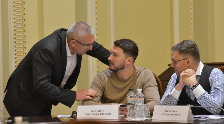 Комітет Верховної Ради України з питань аграрної та земельної політики провів комітетські слухання на тему: «Концепція державної підтримки сільгосптоваровиробників в рамках реалізації аграрних реформ». Секретар комітету Іван Чайківський заступник Павло Халімон та член комітету Артем Чорноморов