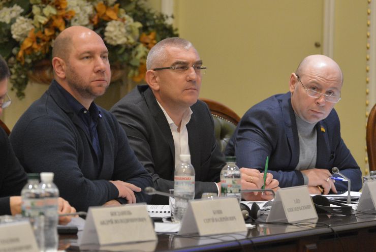 Комітет Верховної Ради України з питань аграрної та земельної політики провів комітетські слухання на тему: «Концепція державної підтримки сільгосптоваровиробників в рамках реалізації аграрних реформ». Член комітету Олександр Гайду секретар комітету Іван Чайківський заступник Степан Чернявський
