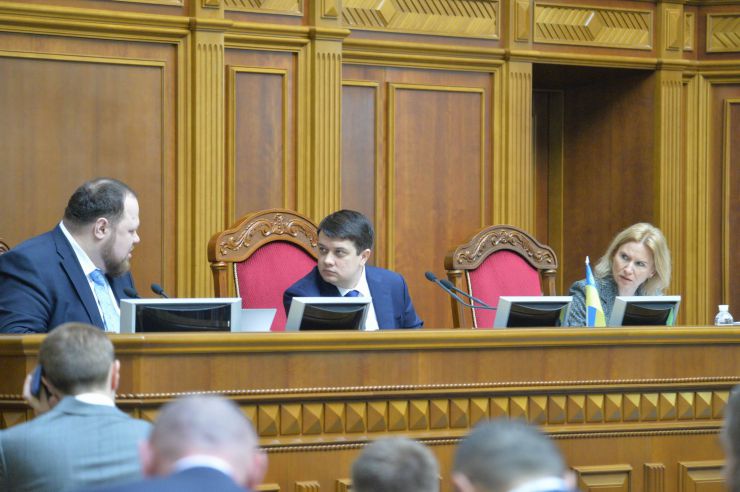 Пленарне засідання Верховної Ради України.

Голова Верховної Ради України Дмитро Разумков відкрив ранкове пленарне засідання.
Головуючий надав слово Першому заступнику Голови Верховної Ради України Руслану Стефанчуку, який нагадав, що в ці дні відзначається чергова річниця з дня подій Революції Гідності.
Народні депутати хвилиною мовчання вшанували пам’ять усіх загиблих героїв Революції Гідності та всіх українців, які загинули за Україну, захищаючи її незалежність та суверенітет.
Народні депутати продовжують розглядати правок до законопроекту про внесення змін до деяких законодавчих актів України щодо обігу земель сільськогосподарського призначення №2178-10.

Руслан Стефанчук-1 заст Голови ВР, Дмитро Разумков- Голова ВР, Олена  Кондратюк заст Голови ВР
