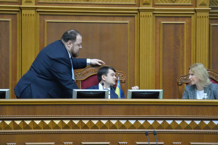 Пленарне засідання Верховної Ради України.

Голова Верховної Ради України Дмитро Разумков відкрив ранкове пленарне засідання.
Головуючий надав слово Першому заступнику Голови Верховної Ради України Руслану Стефанчуку, який нагадав, що в ці дні відзначається чергова річниця з дня подій Революції Гідності.
Народні депутати хвилиною мовчання вшанували пам’ять усіх загиблих героїв Революції Гідності та всіх українців, які загинули за Україну, захищаючи її незалежність та суверенітет.
Народні депутати продовжують розглядати правок до законопроекту про внесення змін до деяких законодавчих актів України щодо обігу земель сільськогосподарського призначення №2178-10.

Руслан Стефанчук-1 заст Голови ВР, Дмитро Разумков- Голова ВР, Олена  Кондратюк заст Голови ВР
