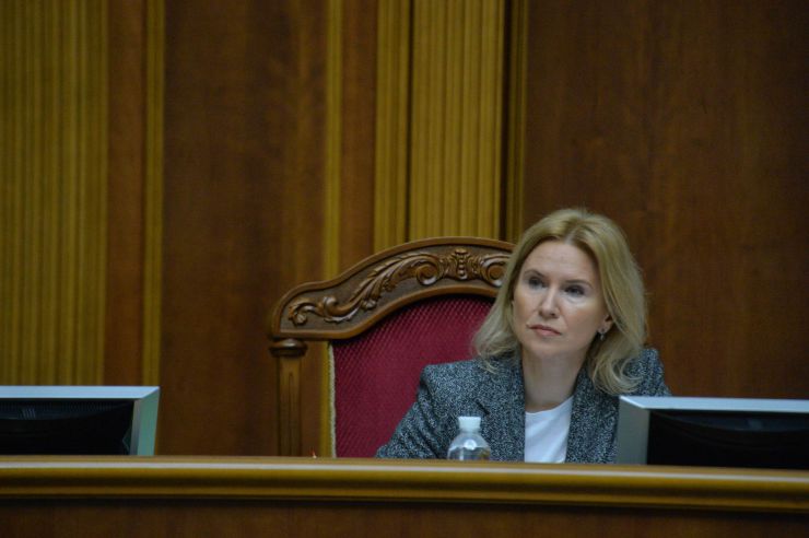 Пленарне засідання Верховної Ради України.

Голова Верховної Ради України Дмитро Разумков відкрив ранкове пленарне засідання.
Головуючий надав слово Першому заступнику Голови Верховної Ради України Руслану Стефанчуку, який нагадав, що в ці дні відзначається чергова річниця з дня подій Революції Гідності.
Народні депутати хвилиною мовчання вшанували пам’ять усіх загиблих героїв Революції Гідності та всіх українців, які загинули за Україну, захищаючи її незалежність та суверенітет.
Народні депутати продовжують розглядати правок до законопроекту про внесення змін до деяких законодавчих актів України щодо обігу земель сільськогосподарського призначення №2178-10.
Олена  Кондратюк заст Голови ВР
