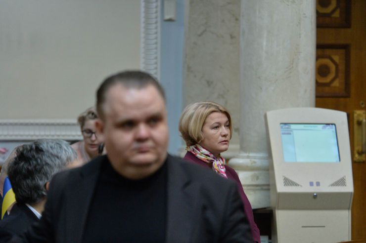 Пленарне засідання Верховної Ради України.

Голова Верховної Ради України Дмитро Разумков відкрив ранкове пленарне засідання.
Головуючий надав слово Першому заступнику Голови Верховної Ради України Руслану Стефанчуку, який нагадав, що в ці дні відзначається чергова річниця з дня подій Революції Гідності.
Народні депутати хвилиною мовчання вшанували пам’ять усіх загиблих героїв Революції Гідності та всіх українців, які загинули за Україну, захищаючи її незалежність та суверенітет.
Народні депутати продовжують розглядати правок до законопроекту про внесення змін до деяких законодавчих актів України щодо обігу земель сільськогосподарського призначення №2178-10.
Ірина Геращенко
