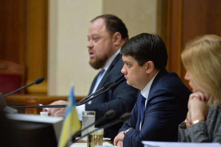 Пленарне засідання Верховної Ради України.

Голова Верховної Ради України Дмитро Разумков відкрив ранкове пленарне засідання.
Головуючий надав слово Першому заступнику Голови Верховної Ради України Руслану Стефанчуку, який нагадав, що в ці дні відзначається чергова річниця з дня подій Революції Гідності.
Народні депутати хвилиною мовчання вшанували пам’ять усіх загиблих героїв Революції Гідності та всіх українців, які загинули за Україну, захищаючи її незалежність та суверенітет.
Народні депутати продовжують розглядати правок до законопроекту про внесення змін до деяких законодавчих актів України щодо обігу земель сільськогосподарського призначення №2178-10.

Руслан Стефанчук-1 заст Голови ВР, Дмитро Разумков- Голова ВР, Олена  Кондратюк заст Голови ВР
