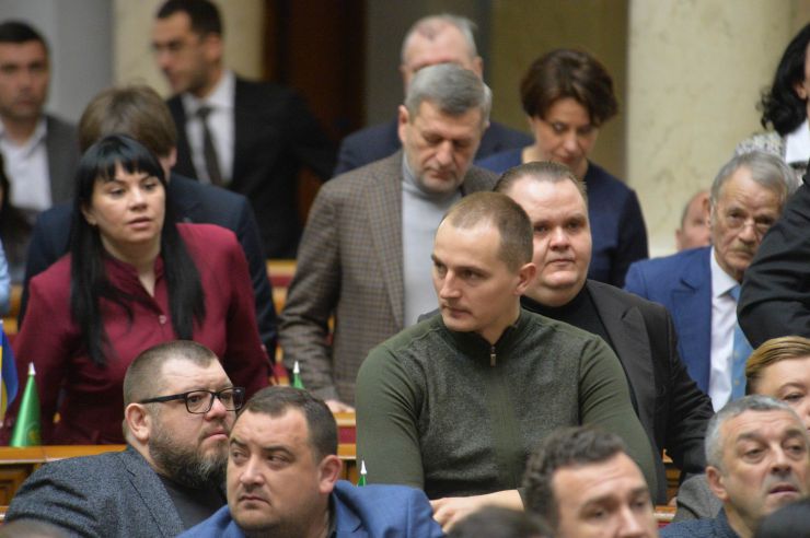 Пленарне засідання Верховної Ради України.

Голова Верховної Ради України Дмитро Разумков відкрив ранкове пленарне засідання.
Головуючий надав слово Першому заступнику Голови Верховної Ради України Руслану Стефанчуку, який нагадав, що в ці дні відзначається чергова річниця з дня подій Революції Гідності.
Народні депутати хвилиною мовчання вшанували пам’ять усіх загиблих героїв Революції Гідності та всіх українців, які загинули за Україну, захищаючи її незалежність та суверенітет.
Народні депутати продовжують розглядати правок до законопроекту про внесення змін до деяких законодавчих актів України щодо обігу земель сільськогосподарського призначення №2178-10.
