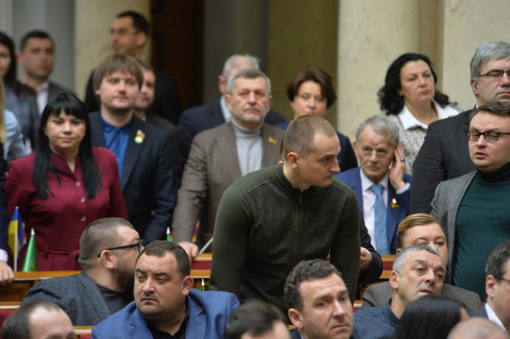 Пленарне засідання Верховної Ради України.

Голова Верховної Ради України Дмитро Разумков відкрив ранкове пленарне засідання.
Головуючий надав слово Першому заступнику Голови Верховної Ради України Руслану Стефанчуку, який нагадав, що в ці дні відзначається чергова річниця з дня подій Революції Гідності.
Народні депутати хвилиною мовчання вшанували пам’ять усіх загиблих героїв Революції Гідності та всіх українців, які загинули за Україну, захищаючи її незалежність та суверенітет.
Народні депутати продовжують розглядати правок до законопроекту про внесення змін до деяких законодавчих актів України щодо обігу земель сільськогосподарського призначення №2178-10.

