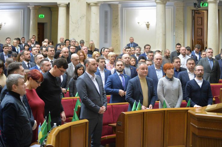 Пленарне засідання Верховної Ради України.

Голова Верховної Ради України Дмитро Разумков відкрив ранкове пленарне засідання.
Головуючий надав слово Першому заступнику Голови Верховної Ради України Руслану Стефанчуку, який нагадав, що в ці дні відзначається чергова річниця з дня подій Революції Гідності.
Народні депутати хвилиною мовчання вшанували пам’ять усіх загиблих героїв Революції Гідності та всіх українців, які загинули за Україну, захищаючи її незалежність та суверенітет.
Народні депутати продовжують розглядати правок до законопроекту про внесення змін до деяких законодавчих актів України щодо обігу земель сільськогосподарського призначення №2178-10.
