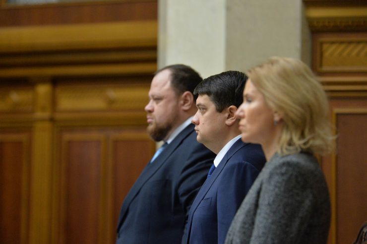 Пленарне засідання Верховної Ради України.

Голова Верховної Ради України Дмитро Разумков відкрив ранкове пленарне засідання.
Головуючий надав слово Першому заступнику Голови Верховної Ради України Руслану Стефанчуку, який нагадав, що в ці дні відзначається чергова річниця з дня подій Революції Гідності.
Народні депутати хвилиною мовчання вшанували пам’ять усіх загиблих героїв Революції Гідності та всіх українців, які загинули за Україну, захищаючи її незалежність та суверенітет.
Народні депутати продовжують розглядати правок до законопроекту про внесення змін до деяких законодавчих актів України щодо обігу земель сільськогосподарського призначення №2178-10.

Руслан Стефанчук-1 заст Голови ВР, Дмитро Разумков- Голова ВР, Олена  Кондратюк заст Голови ВР

