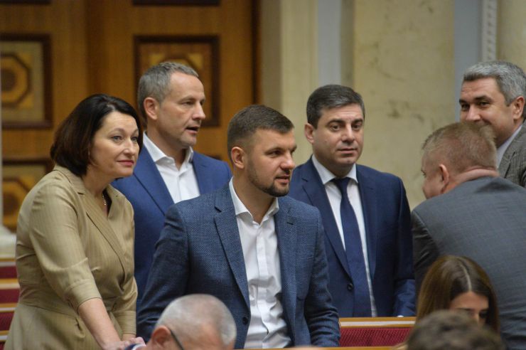 Пленарне засідання Верховної Ради України.

Голова Верховної Ради України Дмитро Разумков відкрив ранкове пленарне засідання.
Головуючий надав слово Першому заступнику Голови Верховної Ради України Руслану Стефанчуку, який нагадав, що в ці дні відзначається чергова річниця з дня подій Революції Гідності.
Народні депутати хвилиною мовчання вшанували пам’ять усіх загиблих героїв Революції Гідності та всіх українців, які загинули за Україну, захищаючи її незалежність та суверенітет.
Народні депутати продовжують розглядати правок до законопроекту про внесення змін до деяких законодавчих актів України щодо обігу земель сільськогосподарського призначення №2178-10.
В центрі Ігор Гузь – За майбутнє
