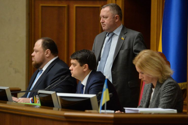 Пленарне засідання Верховної Ради України.

Голова Верховної Ради України Дмитро Разумков відкрив ранкове пленарне засідання.
Головуючий надав слово Першому заступнику Голови Верховної Ради України Руслану Стефанчуку, який нагадав, що в ці дні відзначається чергова річниця з дня подій Революції Гідності.
Народні депутати хвилиною мовчання вшанували пам’ять усіх загиблих героїв Революції Гідності та всіх українців, які загинули за Україну, захищаючи її незалежність та суверенітет.
Народні депутати продовжують розглядати правок до законопроекту про внесення змін до деяких законодавчих актів України щодо обігу земель сільськогосподарського призначення №2178-10.
Руслан Стефанчук-1 заст Голови ВР, Дмитро Разумков- Голова ВР, Олена  Кондратюк заст Голови ВР
