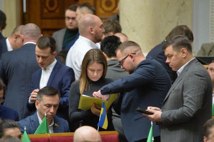 Пленарне засідання Верховної Ради України.

Голова Верховної Ради України Дмитро Разумков відкрив ранкове пленарне засідання.
Головуючий надав слово Першому заступнику Голови Верховної Ради України Руслану Стефанчуку, який нагадав, що в ці дні відзначається чергова річниця з дня подій Революції Гідності.
Народні депутати хвилиною мовчання вшанували пам’ять усіх загиблих героїв Революції Гідності та всіх українців, які загинули за Україну, захищаючи її незалежність та суверенітет.
Народні депутати продовжують розглядати правок до законопроекту про внесення змін до деяких законодавчих актів України щодо обігу земель сільськогосподарського призначення №2178-10.
В центрі – Марина Бардіна-СН
