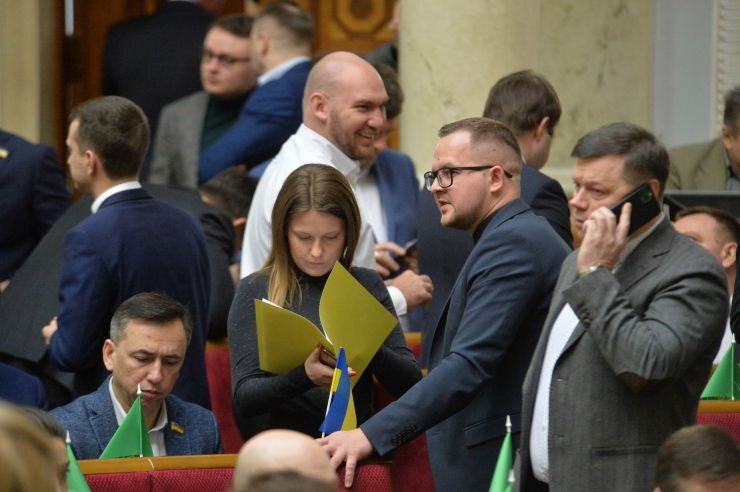 Пленарне засідання Верховної Ради України.

Голова Верховної Ради України Дмитро Разумков відкрив ранкове пленарне засідання.
Головуючий надав слово Першому заступнику Голови Верховної Ради України Руслану Стефанчуку, який нагадав, що в ці дні відзначається чергова річниця з дня подій Революції Гідності.
Народні депутати хвилиною мовчання вшанували пам’ять усіх загиблих героїв Революції Гідності та всіх українців, які загинули за Україну, захищаючи її незалежність та суверенітет.
Народні депутати продовжують розглядати правок до законопроекту про внесення змін до деяких законодавчих актів України щодо обігу земель сільськогосподарського призначення №2178-10.
В центрі – Марина Бардіна-СН
