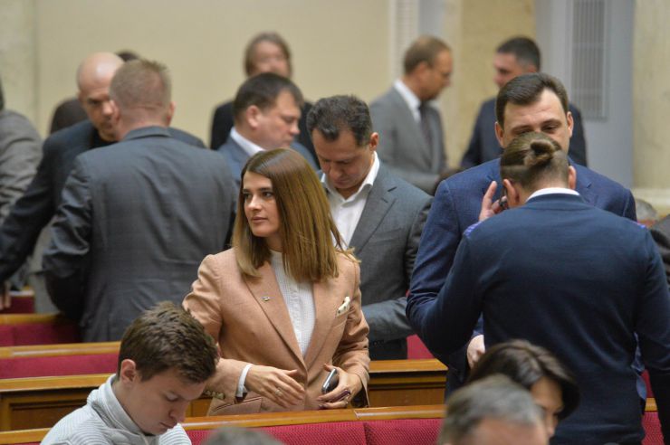 Пленарне засідання Верховної Ради України.

Голова Верховної Ради України Дмитро Разумков відкрив ранкове пленарне засідання.
Головуючий надав слово Першому заступнику Голови Верховної Ради України Руслану Стефанчуку, який нагадав, що в ці дні відзначається чергова річниця з дня подій Революції Гідності.
Народні депутати хвилиною мовчання вшанували пам’ять усіх загиблих героїв Революції Гідності та всіх українців, які загинули за Україну, захищаючи її незалежність та суверенітет.
Народні депутати продовжують розглядати правок до законопроекту про внесення змін до деяких законодавчих актів України щодо обігу земель сільськогосподарського призначення №2178-10.
За майбутнє- в центрі Лариса Білозір
