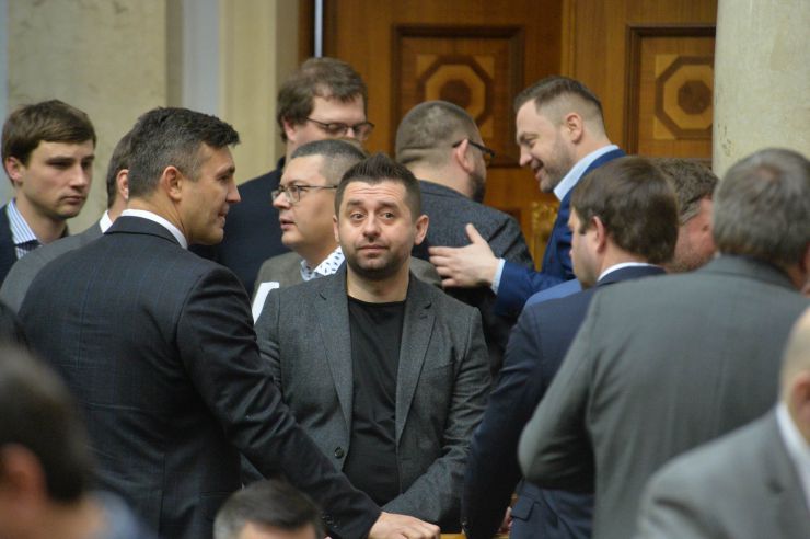 Пленарне засідання Верховної Ради України.

Голова Верховної Ради України Дмитро Разумков відкрив ранкове пленарне засідання.
Головуючий надав слово Першому заступнику Голови Верховної Ради України Руслану Стефанчуку, який нагадав, що в ці дні відзначається чергова річниця з дня подій Революції Гідності.
Народні депутати хвилиною мовчання вшанували пам’ять усіх загиблих героїв Революції Гідності та всіх українців, які загинули за Україну, захищаючи її незалежність та суверенітет.
Народні депутати продовжують розглядати правок до законопроекту про внесення змін до деяких законодавчих актів України щодо обігу земель сільськогосподарського призначення №2178-10.
В центрі Давид Арахамія – СН
