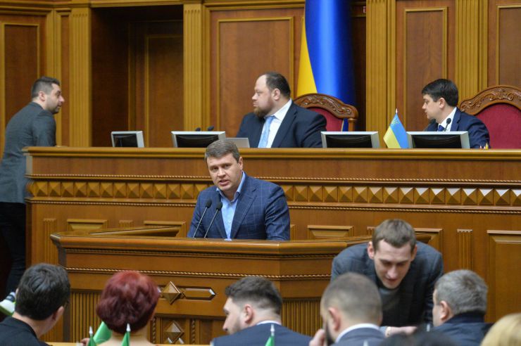 Пленарне засідання Верховної Ради України.

Голова Верховної Ради України Дмитро Разумков відкрив ранкове пленарне засідання.
Головуючий надав слово Першому заступнику Голови Верховної Ради України Руслану Стефанчуку, який нагадав, що в ці дні відзначається чергова річниця з дня подій Революції Гідності.
Народні депутати хвилиною мовчання вшанували пам’ять усіх загиблих героїв Революції Гідності та всіх українців, які загинули за Україну, захищаючи її незалежність та суверенітет.
Народні депутати продовжують розглядати правок до законопроекту про внесення змін до деяких законодавчих актів України щодо обігу земель сільськогосподарського призначення №2178-10.
Івченко Вадим
