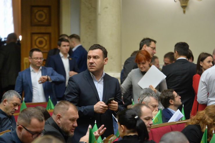 Пленарне засідання Верховної Ради України.

Голова Верховної Ради України Дмитро Разумков відкрив ранкове пленарне засідання.
Головуючий надав слово Першому заступнику Голови Верховної Ради України Руслану Стефанчуку, який нагадав, що в ці дні відзначається чергова річниця з дня подій Революції Гідності.
Народні депутати хвилиною мовчання вшанували пам’ять усіх загиблих героїв Революції Гідності та всіх українців, які загинули за Україну, захищаючи її незалежність та суверенітет.
Народні депутати продовжують розглядати правок до законопроекту про внесення змін до деяких законодавчих актів України щодо обігу земель сільськогосподарського призначення №2178-10.
В центрі – Володимир Воронов -СН
