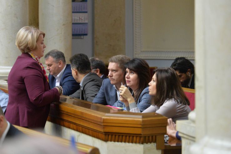 Пленарне засідання Верховної Ради України.

Голова Верховної Ради України Дмитро Разумков відкрив ранкове пленарне засідання.
Головуючий надав слово Першому заступнику Голови Верховної Ради України Руслану Стефанчуку, який нагадав, що в ці дні відзначається чергова річниця з дня подій Революції Гідності.
Народні депутати хвилиною мовчання вшанували пам’ять усіх загиблих героїв Революції Гідності та всіх українців, які загинули за Україну, захищаючи її незалежність та суверенітет.
Народні депутати продовжують розглядати правок до законопроекту про внесення змін до деяких законодавчих актів України щодо обігу земель сільськогосподарського призначення №2178-10.
Ірина Геращенко

