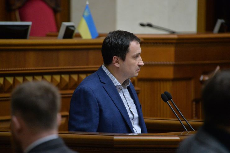 Пленарне засідання Верховної Ради України.

Голова Верховної Ради України Дмитро Разумков відкрив ранкове пленарне засідання.
Головуючий надав слово Першому заступнику Голови Верховної Ради України Руслану Стефанчуку, який нагадав, що в ці дні відзначається чергова річниця з дня подій Революції Гідності.
Народні депутати хвилиною мовчання вшанували пам’ять усіх загиблих героїв Революції Гідності та всіх українців, які загинули за Україну, захищаючи її незалежність та суверенітет.
Народні депутати продовжують розглядати правок до законопроекту про внесення змін до деяких законодавчих актів України щодо обігу земель сільськогосподарського призначення №2178-10.

Голова Комітету Верховної Ради України з питань аграрної та земельної політики Микола Сольський 