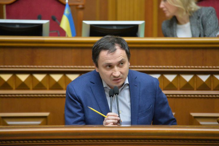 Пленарне засідання Верховної Ради України.

Голова Верховної Ради України Дмитро Разумков відкрив ранкове пленарне засідання.
Головуючий надав слово Першому заступнику Голови Верховної Ради України Руслану Стефанчуку, який нагадав, що в ці дні відзначається чергова річниця з дня подій Революції Гідності.
Народні депутати хвилиною мовчання вшанували пам’ять усіх загиблих героїв Революції Гідності та всіх українців, які загинули за Україну, захищаючи її незалежність та суверенітет.
Народні депутати продовжують розглядати правок до законопроекту про внесення змін до деяких законодавчих актів України щодо обігу земель сільськогосподарського призначення №2178-10.

Голова Комітету Верховної Ради України з питань аграрної та земельної політики Микола Сольський 