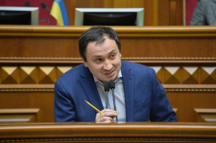 Пленарне засідання Верховної Ради України.

Голова Верховної Ради України Дмитро Разумков відкрив ранкове пленарне засідання.
Головуючий надав слово Першому заступнику Голови Верховної Ради України Руслану Стефанчуку, який нагадав, що в ці дні відзначається чергова річниця з дня подій Революції Гідності.
Народні депутати хвилиною мовчання вшанували пам’ять усіх загиблих героїв Революції Гідності та всіх українців, які загинули за Україну, захищаючи її незалежність та суверенітет.
Народні депутати продовжують розглядати правок до законопроекту про внесення змін до деяких законодавчих актів України щодо обігу земель сільськогосподарського призначення №2178-10.

Голова Комітету Верховної Ради України з питань аграрної та земельної політики Микола Сольський 